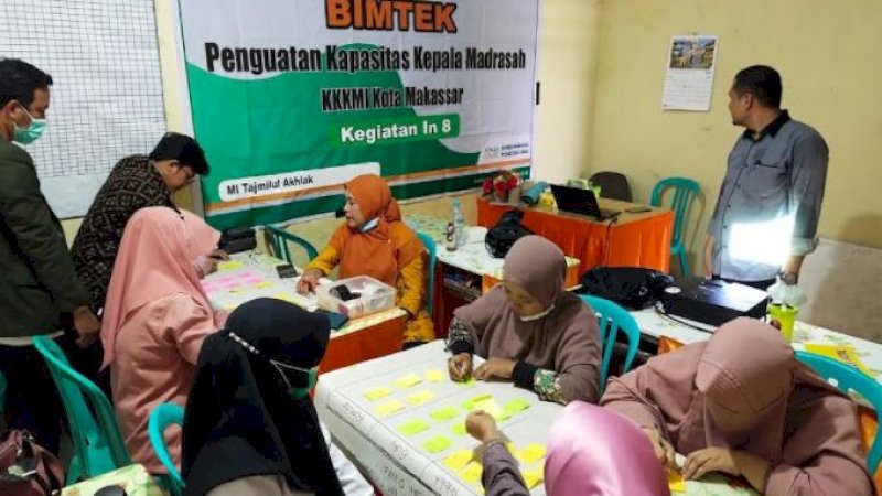 Pelatihan peningkatan kapasitas guru dan kepala sekolah MI angkatan kedelapan di MI Tajmiul Akhlak, Kecamatan Panakkukang, Kota Makassar, Senin (14/3/2022). 