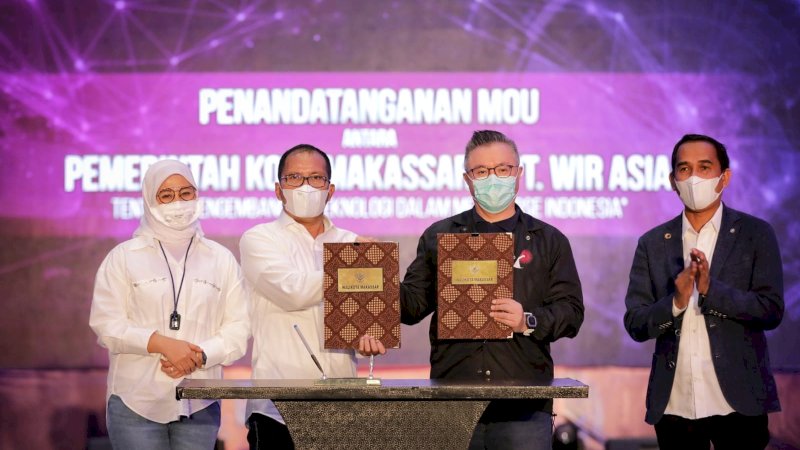 Executive Chairman and CEO, Bersama Danny-Fatma Daniel Surya paparkan konsep Metaverse dihadapan peserta Rapat Koordinasi Khusus (Rakorsus) 2022 menuju Makassar Kota Metaverse, yang digelar di Hotel Four Points of Sheraton, Selasa (15/03/2022).