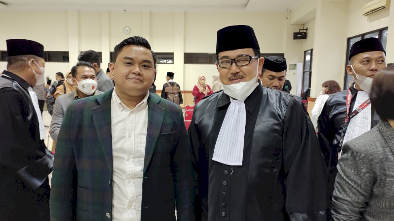 Ketua Dewan Pengurus Daerah (DPD) Forum Advokat dan Pengacara Republik Indonesia (FAPRI) Sulsel, Hasnan Hasbi dan mantan Kapolda Sulsel, Irjen Pol (Purn) Burhanuddin Andi setelah mengambil sumpah dan dilantik jadi advokat, Selasa, 15 Maret 2022, siang. 