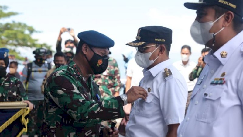 Penyematan brevet kepada Wali Kota Makassar, Mohammad Ramdhan Pomanto (Danny), dan Bupati Maros, Chaidir Syam.