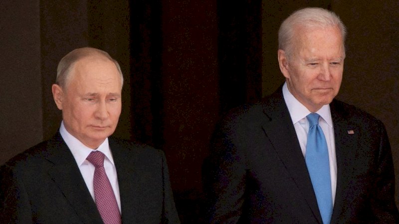 Presiden Rusia Vladimir Putin bersama Presiden AS Joe Biden (Foto Reuters)