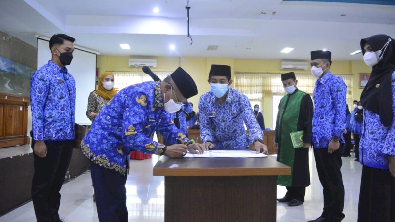 Bupati Jeneponto, Iksan Iskandar saat memimpin penyerahan SK dan pengambilan sumpah/janji PNS formasi 2019 lingkup pemerintah kabupaten jeneponto diruang pola panrannuanta.