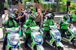 Gojek-Santomo Uji Coba Motor Listrik di Makassar, Pemkot Apresiasi