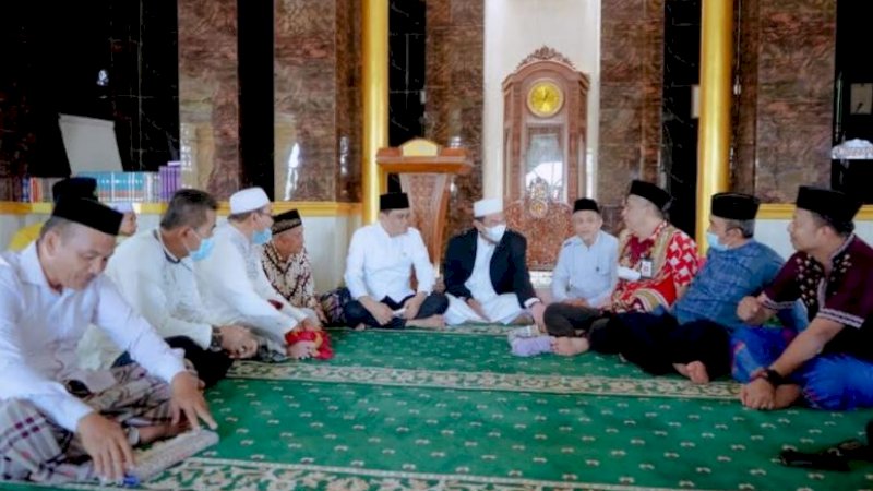 Bupati Barru, Suardi Saleh, di Masjid At Taawun, Kelurahan Takkalasi, Kecamatan Balusu, Jumat (18/3/2022).