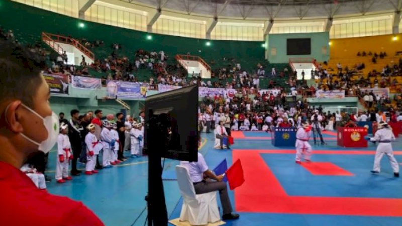 Aksi para karateka pada Kejuaraan Daerah (Kejurda) Karate Sulawesi Selatan (Sulsel) di Gelanggang Olahraga (GOR) Sudiang, Kota Makassar, Sabtu (19/3/2022).