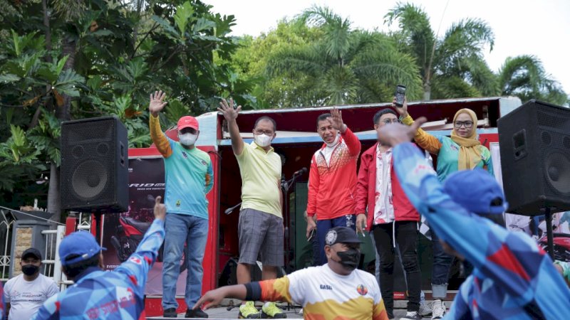 Wali Kota Makassar Moh Ramdhan “Danny” Pomanto membuka fun bike yang di adakan KBA SMP 5 Makassar di Monumen Mandala  Minggu (20/3/2022).