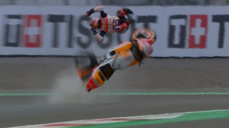 Marc Marquez mengalami nasib nahas usai mengalami kecelakaan saat sesi pemanasan di Pertamina Grand Prix of Indonesia, Minggu (20/3/2022). ( Foto: Motogp) 