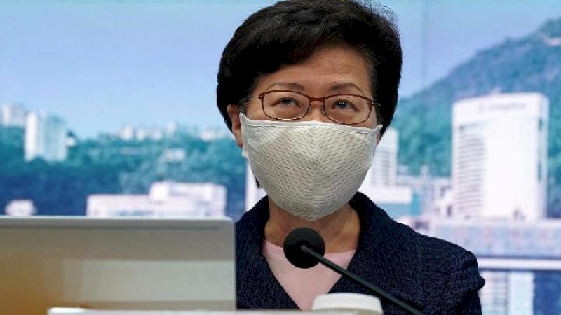 Kepala Eksekutif Hong Kong Carrie Lam, mengenakan masker wajah untuk mencegah wabah penyakit virus corona (Covid-19), saat menghadiri konferensi pers di Hong Kong, Cina, 31 Juli 2020. [REUTERS / Lam Yik]