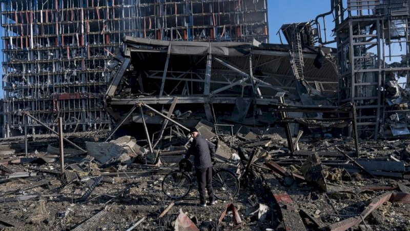 Salah satu gedung yang hancur di Kota Mariupol Ukraina akibat serangan Rusia. (Foto AP)