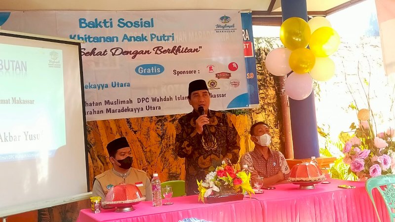 Camat Makassar, H. Akbar Yusuf menghadiri acara Bakti Sosial Khitanan putri bagi warga, yang di gelar oleh Wahda Islamiya, Kelurahan Mardekaya Utara, Kecamatan Makassar Minggu ( 20/03/2022).