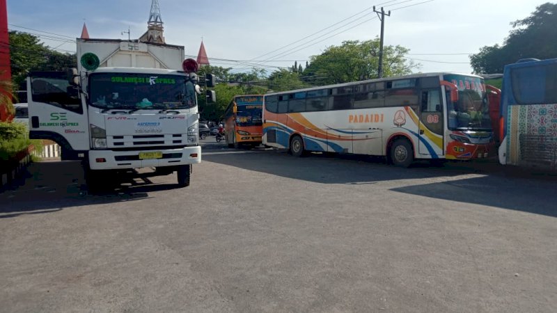 Suasana antrean mobil truk dan bus di salah satu SPBU di jalan Perintis Kemerdekaan Makassar depan Unhas, (22/3/22).
