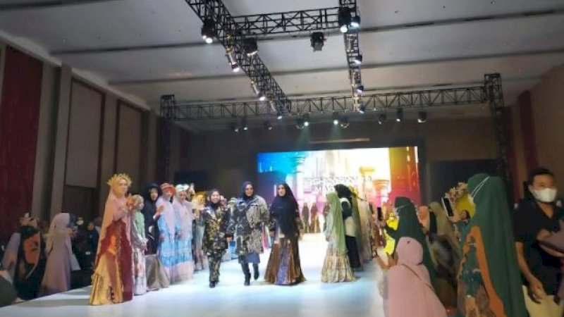 Gelaran Fashionaxy 7.0 bertajuk Dressed in Wonderland di Hotel Gammara, Kota Makassar, Sulawesi Selatan, Selasa (22/3/2022).