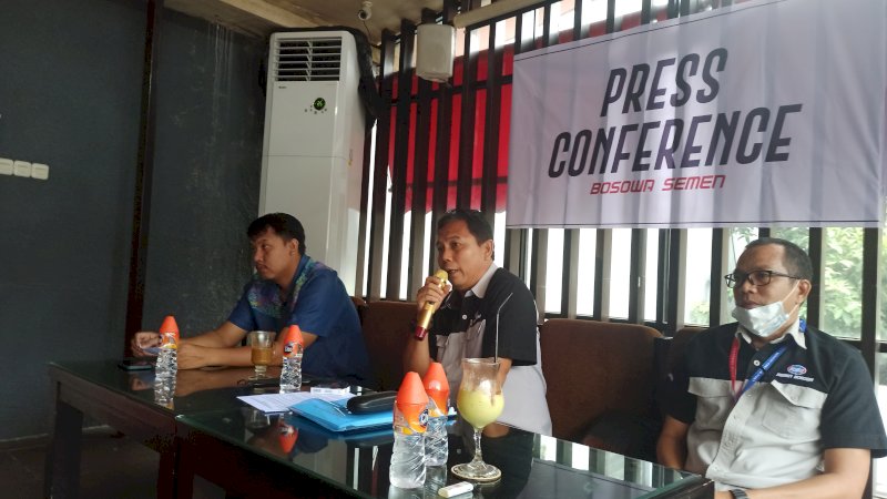 Muhammad Rusli Usman ( tengah), Kepala Divisi Hukum PT Semen Bosowa Maros, saat konferensi pers di Fireflies Coffe Pattimura, Makassar, Rabu (23/3/2022).