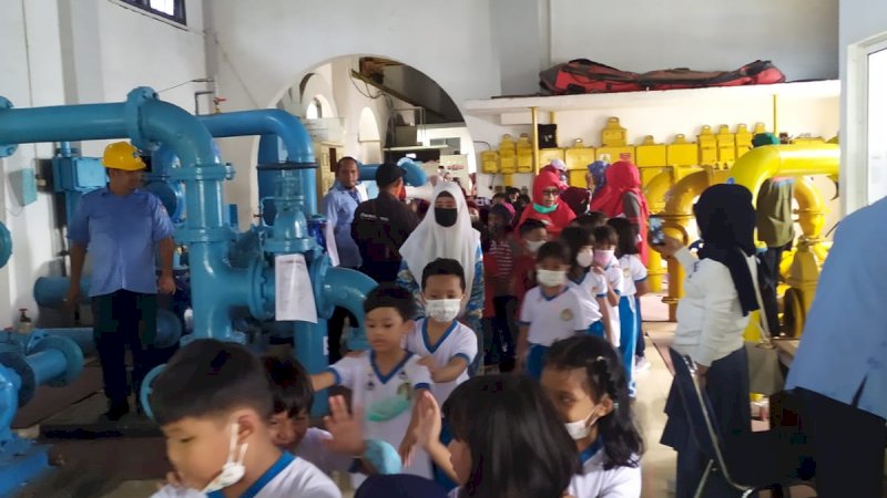 Kunjungan murid SD Pertiwi ke kantor Perumda Air Minum Kota Makassar untuk belajatr program "Water Education,  "Selasa, (23/3/22).