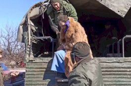 Pasukan Ukraina Tertangkap Mencoba Melarikan Diri dari Mariupol Mengenakan Pakaian Wanita