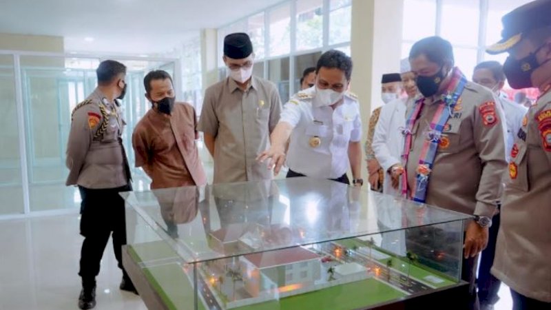 Bupati Barru, Suardi Saleh, memperlihatkan maket gedung baru kantor Polres Barru kepada Kapolda Sulsel, Irjen Pol. Nana Sudjana.