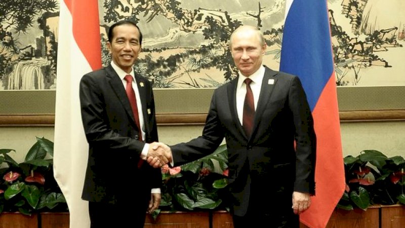 Presiden Joko Widodo (kiri) bertemu dengan Presiden Rusia Vladimir Putin (kanan) saat KTT APEC 2014 di Beijing. 
(Foto: Setpres-Rusman)