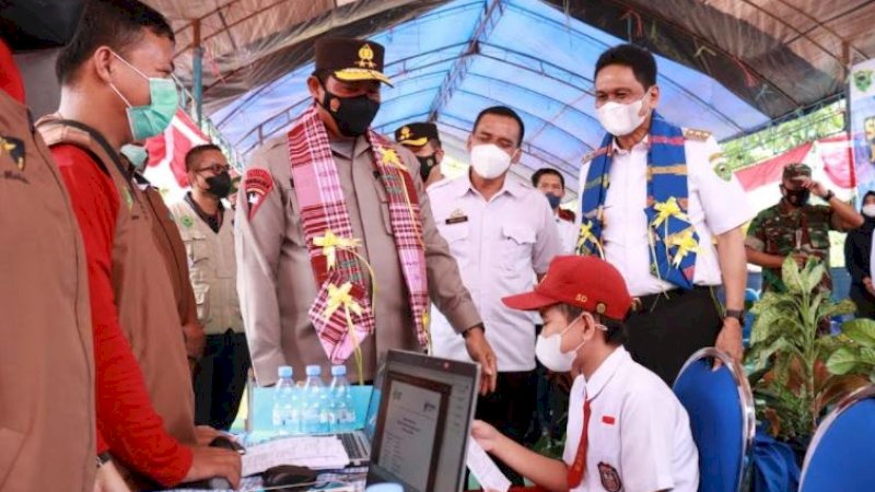 Kapolda Sulsel, Irjen Pol. Nana Sudjana, didampingi Bupati Barru, Suardi Saleh, meninjau pelaksanaan program vaksinasi Anak di SDN 1 Barru, Rabu (23/3/2022).