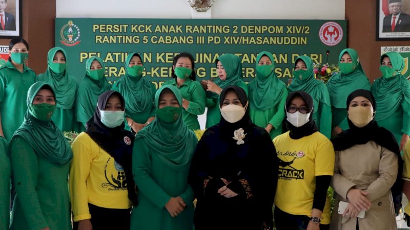 Erna Rasyid Taufan untuk membuka Pelatihan Kerajinan Tangan Limbah Kerang di Aula Denpom Parepare, Kamis, (24/3/2022).