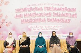 Naoemi Octarina Hadiri Kajian Islami Ustadzah Oki Setiana Dewi