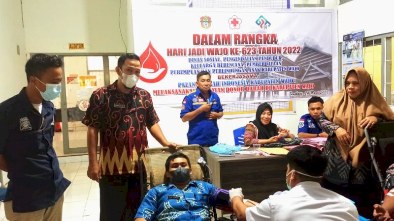 Dinsos P2KBP3A dan Palang Merah Indonesia (PMI) Wajo, gelar bakti sosial (baksos) berupa donor darah di Kantor Dinsos P2KBP3A, Kota Sengkang, Kamis (24/3/2022).