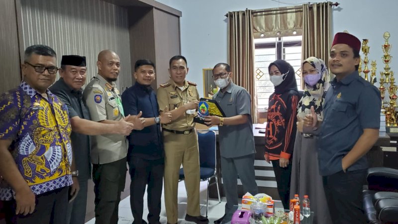 DPRD Jeneponto saat melakukan konsultasi dan koordinasi di kantor Satuan Polisi Pamong Praja (Sat-Pol PP) Pemkab Kabupaten Maros.
