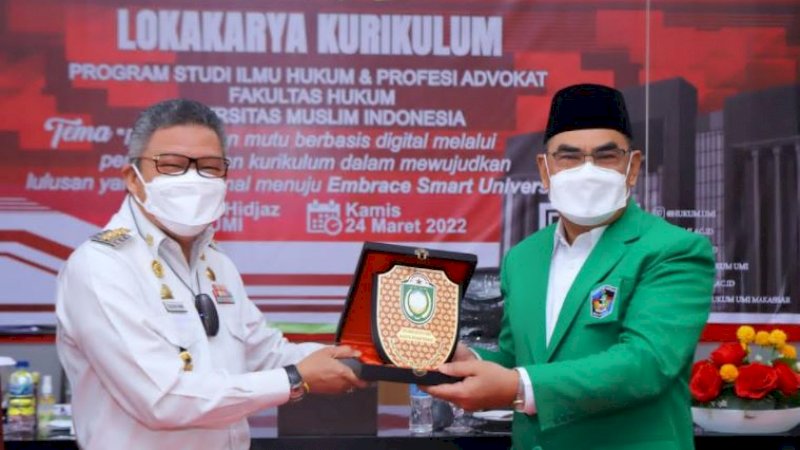 Wali Kota Parepare, Taufan Pawe (kiri), membawakan kuliah umum di Fakultas Hukum Universitas Muslim Indonesia (UMI), Kamis (24/3/2022).