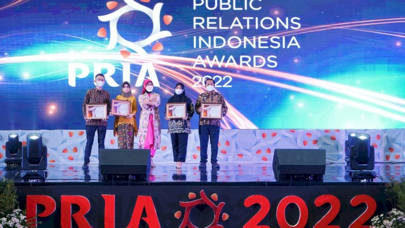 Perwakilan PDAM Makassae saat menerima Perhelatan Public Relation Indonesia Award (PRIA) 2022 dilaksanakan, Jumat, 25 Maret 2022 bertempat di Golden & PO Hotel Semarang. 