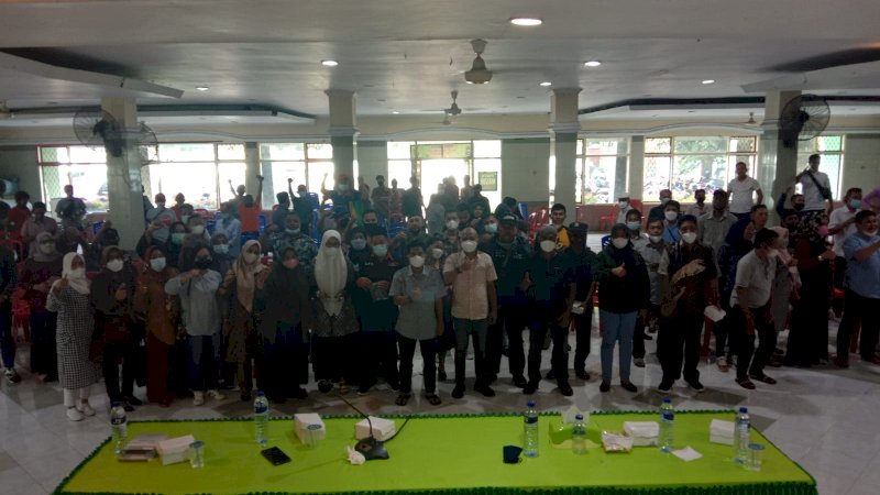 Camat Tamalanrea, Andi Salman Baso didampingi lurah serta PJ RTRW se-Kecamatan Tamalanrea pada rakor yang digelar di Aula Pesantren Immim Putra, Sabtu, (26/3/22).