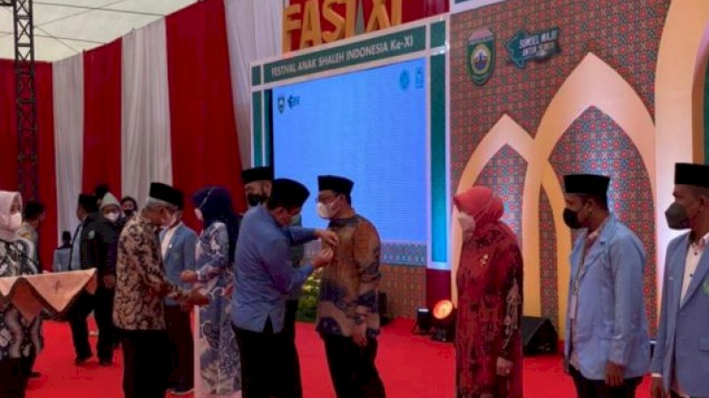 Anugerah Tokoh Peduli Gerakan TK/TP Al-Qur'an 2022 diserahkan Ketua Dewan Pembina BKPRMI, Komjen Pol. (Purn) Syafruddin, pada pembukaan Festival Anak Shaleh Nasional (FASI) XI, Jumat (25/3/2022). 