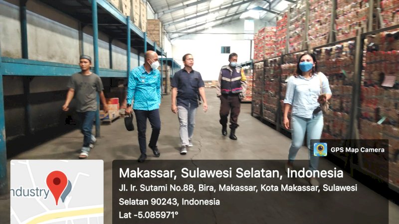 Camat Tamalanrea,  Andi Salman Baso dan lurah memantau gudang distributor minyak goreng di wilayah Tamalanrea,  Sabtu, (26/3/22).