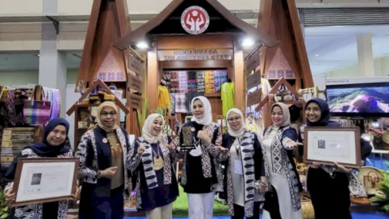 Stand Dewan Kerajinan Nasional Daerah (Dekranasda) Sulsel menjadi stand terbaik dalam event International Handicraft Trade Fair (Inacraft) Tahun 2022, yang diselenggarakan di Balai Sidang Jakarta Convention Center (JCC), Rabu, 23 - 27 Maret 2022. 