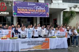 Ramaikan Festival Rebus Makassar, Bapenda Turut Membagi Makanan Rebus Di Jalan