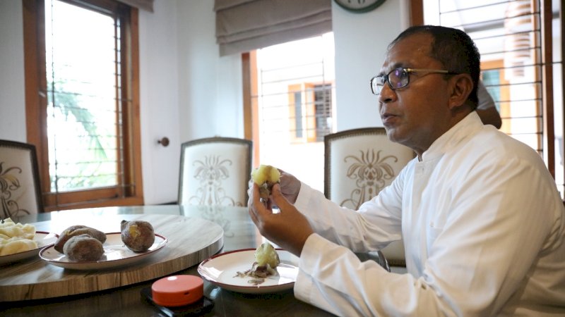 Wali Kota Makassar, Moh Ramdhan Pomanto saat menyantap ubi jalar rebus di rumahnya, Minggu, (27/3/22).