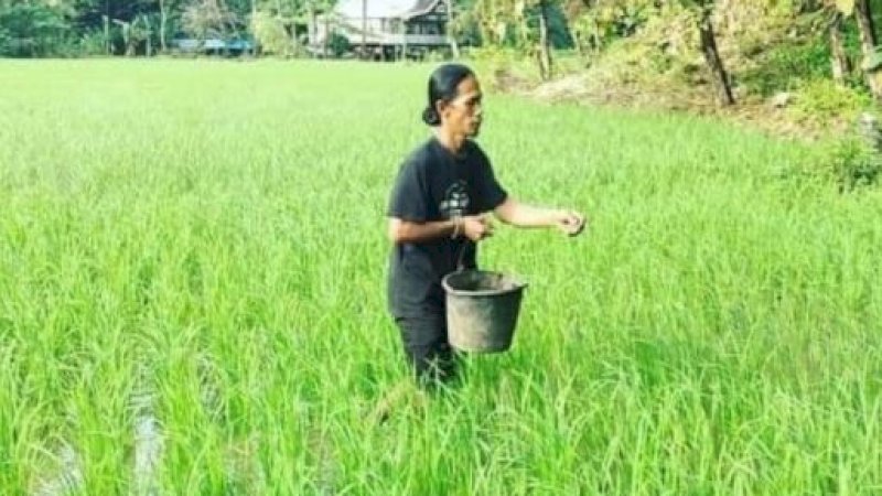 Iwan Dento (42), aktivis lingkungan warga Desa Salenrang, Kabupaten Maros, Sulawesi Selatan, dianugerahi Kick Andy Heroes 2022 sebagai penjaga alam Karst Rammang-Rammang. 