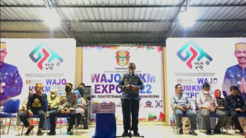 Bupati Wajo, Amran Mahmud, membuka secara resmi Wajo Expo 2022 yang digelar Karang Taruna Kecamatan Pitumpanua di Kawasan Wisata Bahari Bangsalae, Siwa, Minggu (27/3/2022). 
