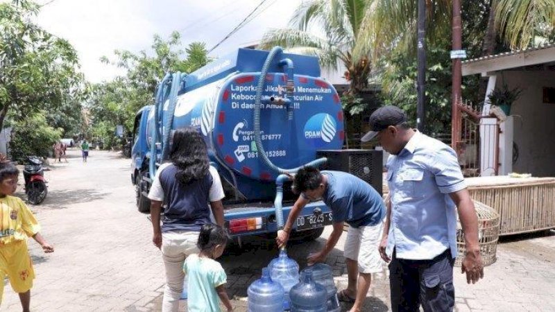 Aktivitas PDAM Makassar saat melayani warga dengan mobil tangki yang membutuhkan air bersih.(ist) 