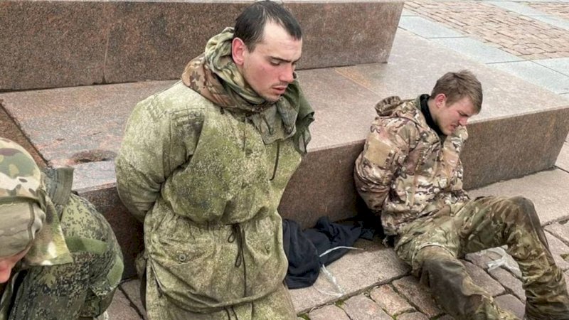 Tentara Rusia di Nikolaev yang berhasil ditangkap (Foto via @ArmedForcesUkr)