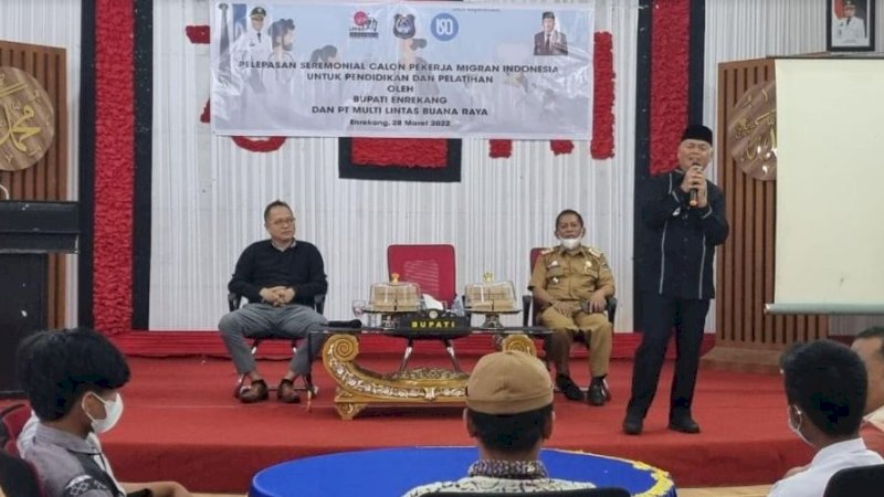 Acara pelepasan berlangsung di aula pendopo rumah jabatan Bupati Enrekang, Senin (28/3/2022).