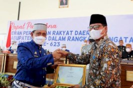 Hari Jadi Wajo, Amran Mahmud Terima Penghargaan dari Baznas sebagai Bupati Penggerak Zakat