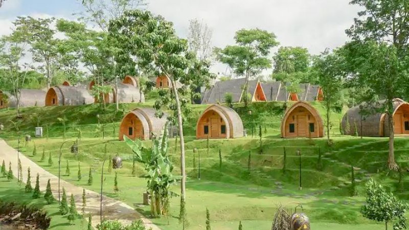 Shanaya Resort terletak di Jalan Raya Griya Permata Alam, Perum Gpa, Ngijo, Karangploso, Malang, Jawa Timur. 