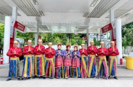 Spesial Hari HJW Ke-623, Petugas SPBU 7490977 Pahlawan Pakai Baju Adat Bugis
