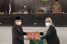 Wali Kota Palopo Serahkan LKPJ ke DPRD