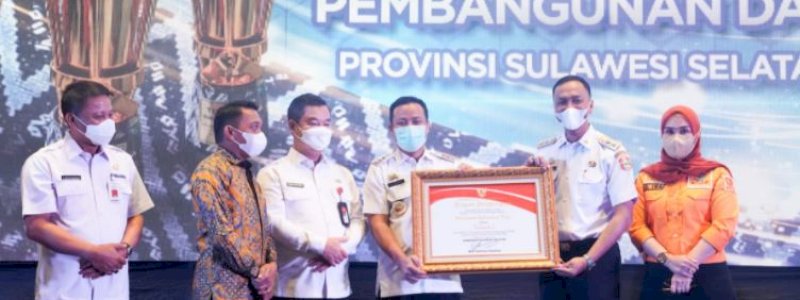 Pemkab Wajo Terima Penghargaan Terbaik 1 Akselerasi Pencapaian Kinerja Pembangunan Daerah Se-Sulsel