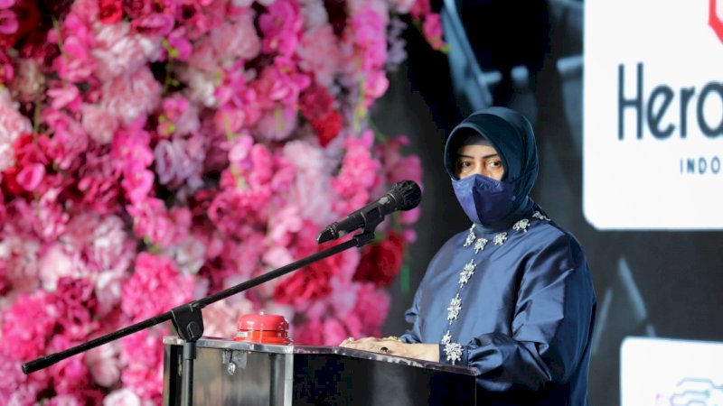 Ketua TP PKK Kota Makassar yang juga selaku Ketua Dekranasda Kota Makassar, Indira Jusuf Ismail membuka secara resmi Royal Wedding Fair (RWF) Tahun 2022 di Upperhils, Rabu (30/03/2022).