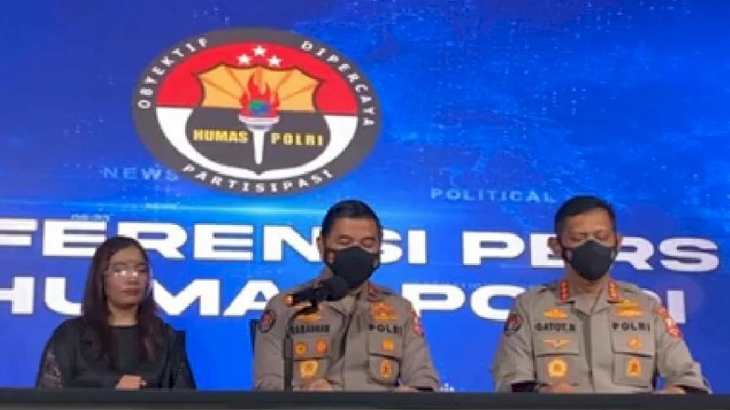 Ahmad Ramadhan (tengah) dalam konferensi pers di Mabes Polri, Jakarta, Rabu (30/3/2022).