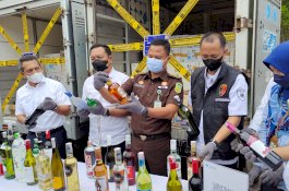 Di Makassar, Kementerian Perdagangan Musnahkan 3.000 Botol Minuman Beralkohol