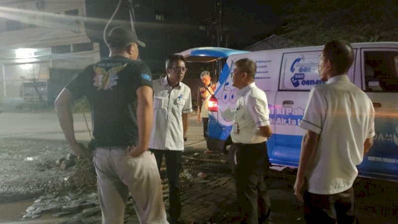 Penjabat Direktur PDAM Makassar, Beni Iskandar saat memantau langsung pengerjaan dipertigaan jalan Cakalang - Yos Sudarso saat Petugas Tehnik PDAM  berjibaku melakukan galian menggunakan alat Jack Hummer, Ddi Yos Sudarso Rabu,(30/3/22).