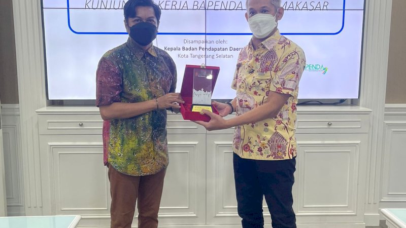 Kepala Badan Pendapatan Daerah Kota Makassar Firman Pagarra beserta Pejabat Struktural Bapenda Makassar bertandang ke Kota Tangerang Selatan pada hari Kamis, 31 Maret 2022.