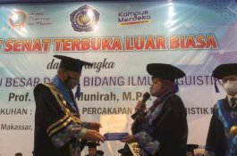 Kaprodi PBSI Unismuh Makassar Resmi Dikukuhkan sebagai Guru Besar Linguistik Terapan